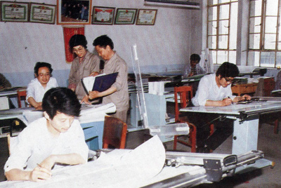 從1984年第一季度到抓管理上登記全面提高企業素質驗收前，采取分線檢查、總結成績、找出差距、提出措施、限期整改的方法，使各項工作在整頓中鞏固提高，在鞏固提高中進行再整頓，再提高。