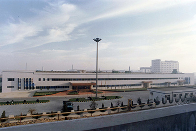 1995年5月30日，山推與日本小松株式會社合資成立小松山推工程機械有限公司