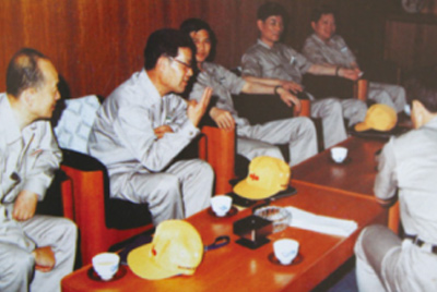 為了學習外國先進技術和管理方法，前往引進技術與設備的國家進行實地考察。薛仲光廠長在日本。