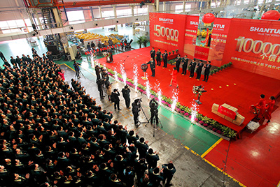推土機事業部總裝工廠隆重舉行推土機第50000臺下線慶典儀式。這一激動人心的歷史時刻標志著50000臺不僅僅是一個數量的積累，更是山推管理水平、生產規模、制造技術、研發能力、銷售能力等綜合能力的體現，標志著山推推土機產業整體實力進一步增強，是從量變到質變的飛躍。