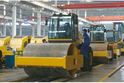 2002年2月，由履帶廠開發研制的YZ18液壓振動壓路機，順利下線。