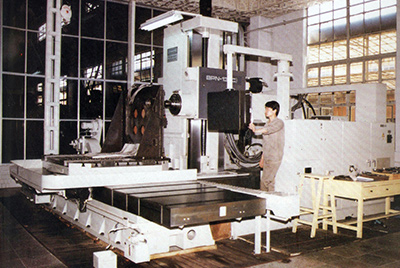 BPN-13B(R4)數控臥式加工中心。廠房擴建加大，設備填平補齊，增加精、大、稀設備，新上生產線，提高企業裝備素質，使山推廠成為名副其實的大馬力推土機生產廠。